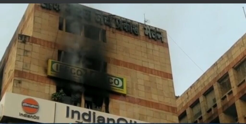 पटना : इंडियन ऑयल कॉरपोरेशन के ऑफिस में भयंकर आगलगी, डाकबंगला चौराहे पर मची अफरातफरी 1 IMG 20210414 101543