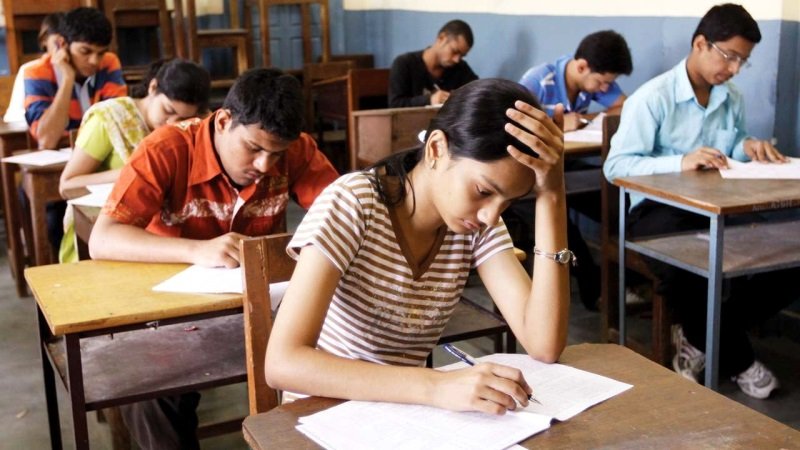 Bihar Board Exam Updates : फिजिक्स में भी दीर्घ उत्तरीय सवाल घुमावदार, हल करने में छूटा छात्रों के पसीना, यहाँ पढ़े पूरी जानकारी